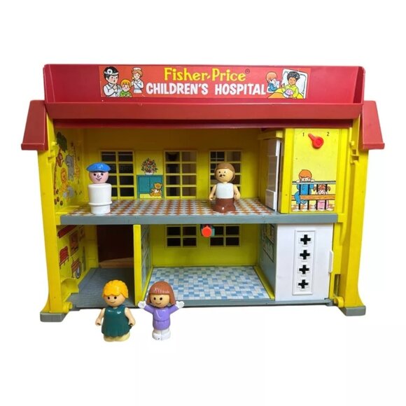 Vintage 1976 Fisher-Price Family Children's Hospital & 4 Little People Figures - Picture 1 of 10